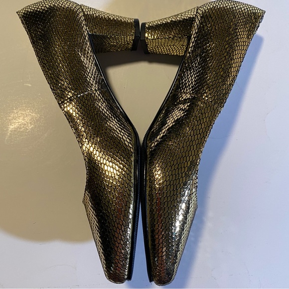 Ros Hommerson SZ 9 1/2 W embossed snake black/gold block heel, pump almond toe - Picture 8 of 10